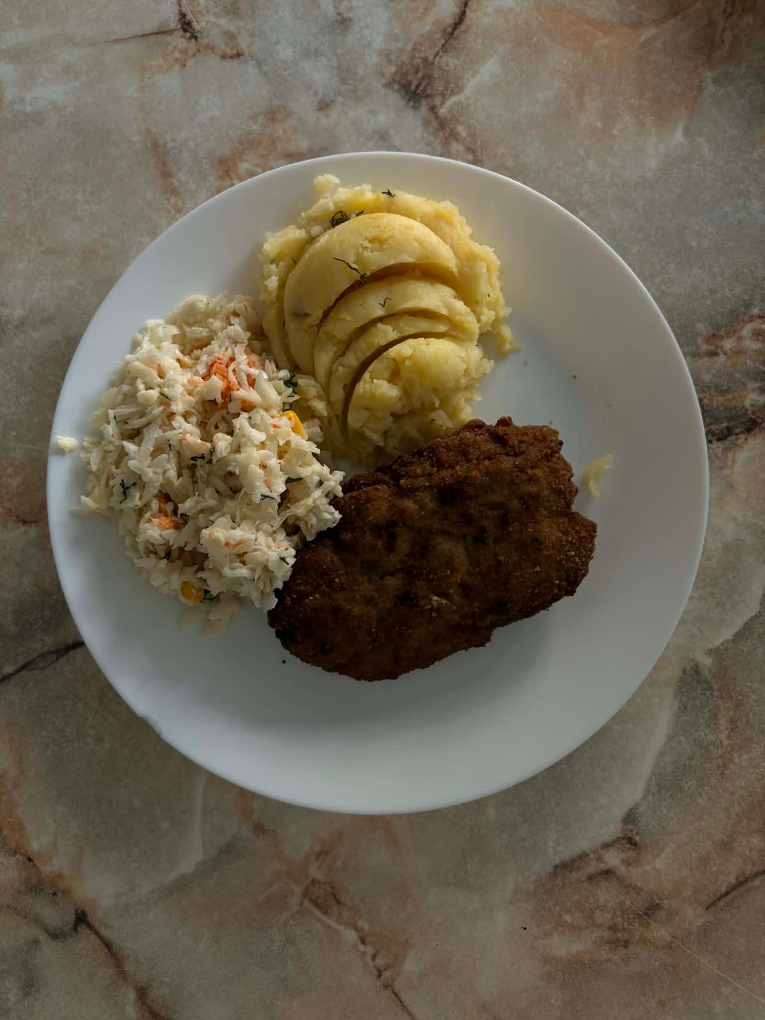 sznycelek z ziemniakami i surówką